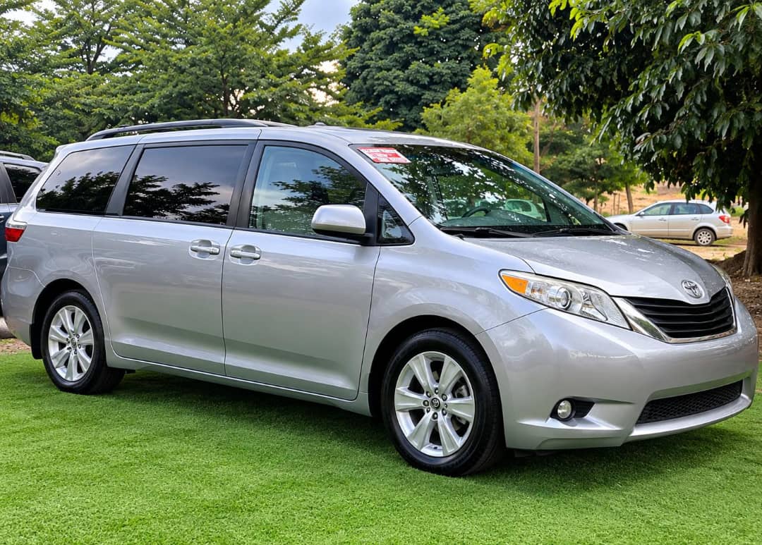 2013 Toyota Sienna – Belgium Spec